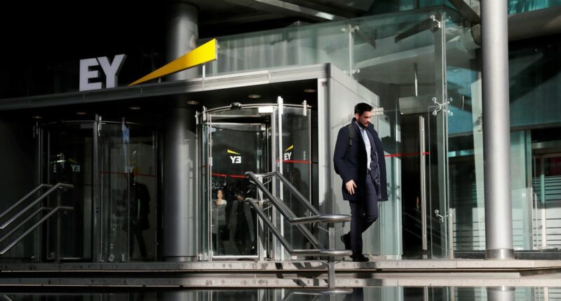Ernst & Young Halts Breakup Plan After Revolt by U.S. Leaders
