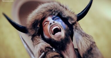 Hombre conocido como ‘QAnon Shaman’ transferido de prisión a un ‘confinamiento comunitario’