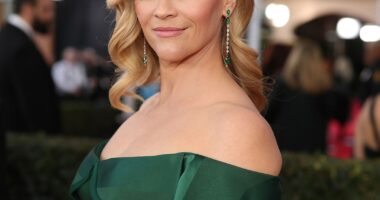 Reese Witherspoon Ditches Her Wedding Ring While Out in Nashville