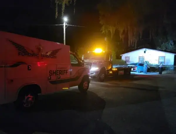 HILLSBOROUGH COUNTY, Fla. - Hillsborough County Sheriff's Office Detectives are investigating a homicide in the Thonotosassa area. 