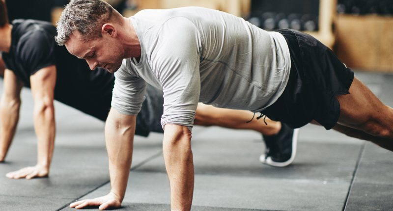 5 Floor Exercises Men Should Do Every Day in Their 40s