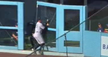 Aaron Judge runs through fence to make incredible running catch