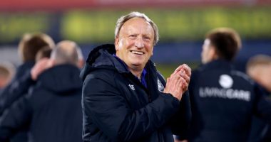 Carlton Palmer comments on the prospect of Neil Warnock staying on as Huddersfield Town boss