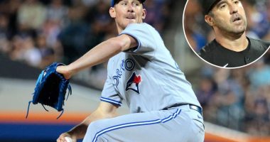 Chris Bassitt outduels Verlander, jets home for child's delivery