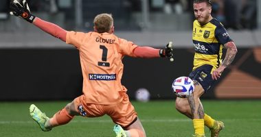 Jason Cummings scores for Central Coast Mariners vs Melbourne City in A-League grand final