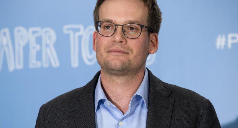 John Green (Author) Wiki, Biography, Age, Girlfriend, Family, Facts and More
