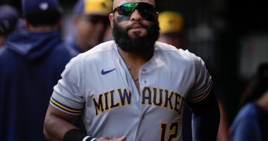 Jon Singleton singles in return after eight years out of big leagues