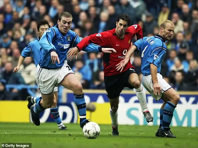 Man United: Gary Neville reveals moment Sir Alex Ferguson ‘SNAPPED’ at Man City shirt swap