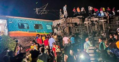 More than 200 killed and 800 hurt after 2 trains derail in India
