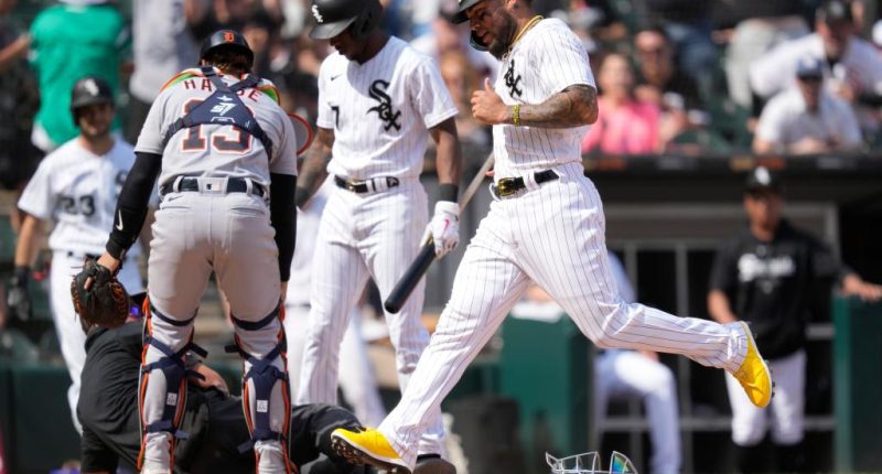 White Sox win on wild pitch that smacks umpire in face