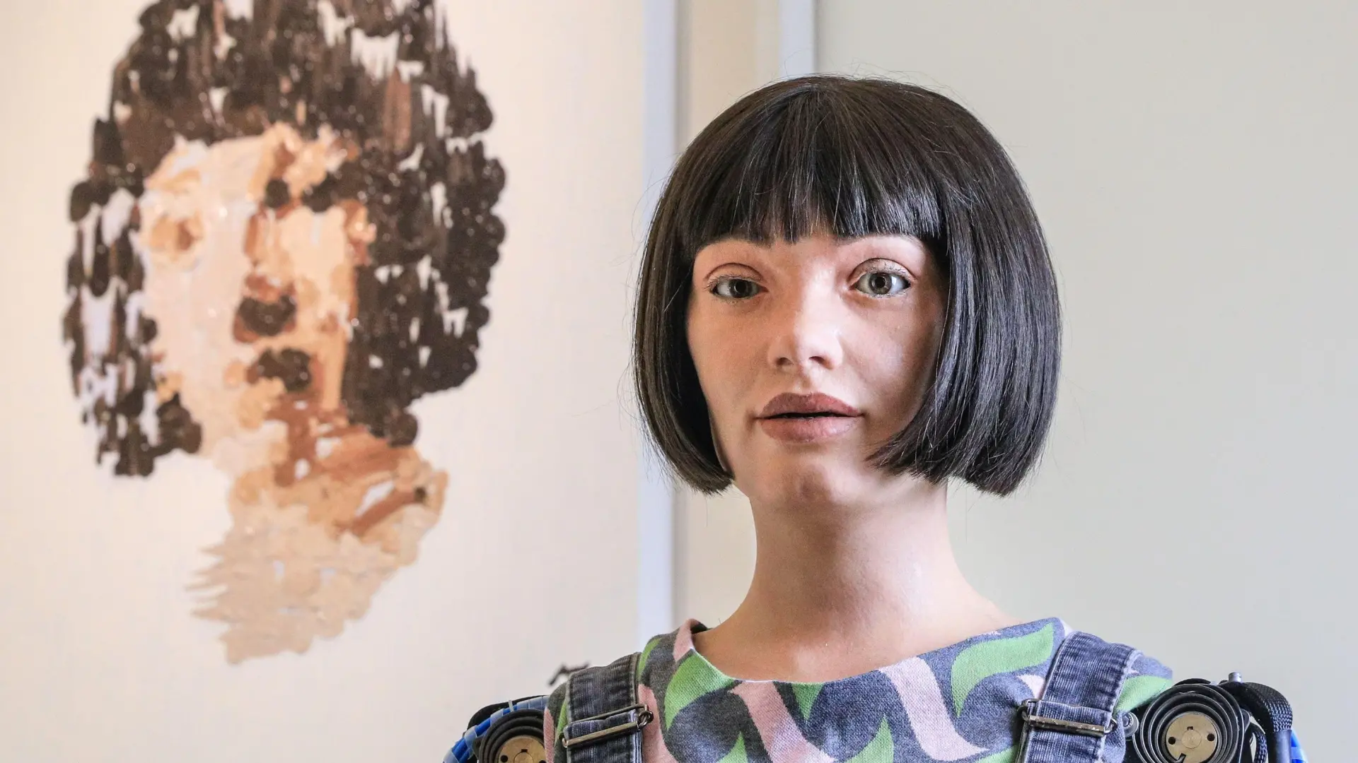 World's first ultra-realistic robot artist makes vases and cutlery with 3D printer