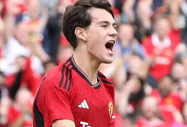 Sheffield United are still in talks over a loan deal for Manchester United's Facundo Pellistri