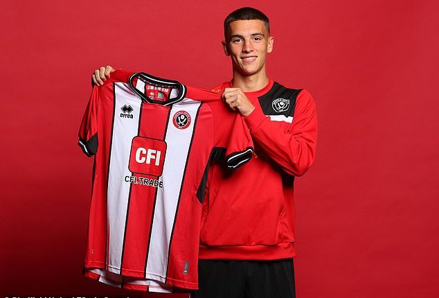 Sheffield United have announced the signing of Leicester left-back Luke Thomas on loan