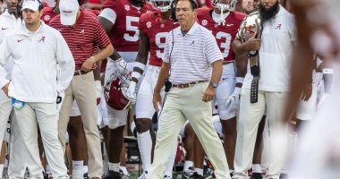 Alabama holds off USF, 17-3