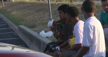 Volunteers help feed asylum-seekers passing through Alamo City