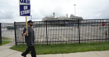 Auto workers union to announce plans on Friday to expand strike in contract dispute with companies