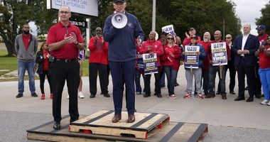 President Biden addresses striking auto workers; he spent 12 minutes on the picket line
