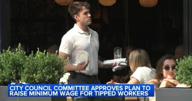 Chicago tipped minimum wage: One Fair Wage plan to raise sub-minimum wage base pay passes city council commitee