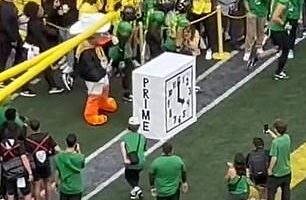 Oregon's mascot imitates Deion Sanders