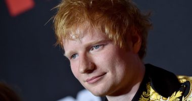 Ed Sheeran Delivers Courtney Cox A Kitchen Surprise With ‘Friends’ Tribute Song