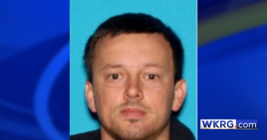 Florida man on the loose after breaking out of handcuffs, escaping police car