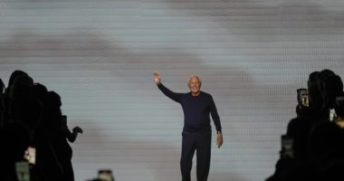 Giorgio Armani closes Milan Fashion Week with good vibes and familiar guests in the front row
