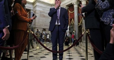 The knives are out between Congress and the White House four days before a government shutdown, as Speaker McCarthy lays blame on Joe Biden 's border policies and tears into right-wing Republicans who 'side' with the president
