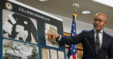 Prosecutors: $480k Cash, Over $100k in Gold Bars Found at Menendez Home %