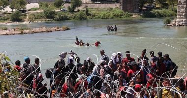 This is the astonishing moment a group of 100 migrants stormed across the Rio Grande