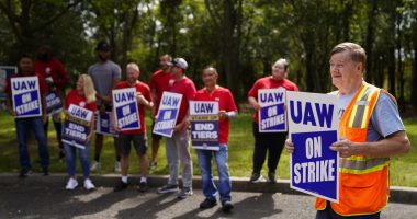 Strikes against automakers spread to 38 locations in 20 states, Stellantis and GM are targeted