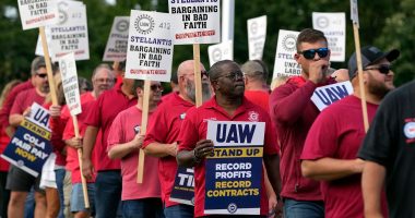 Targeted strikes may spread to other states and cities as midday deadline set by auto workers nears