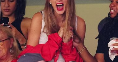 Get out! A Taylor Swift fan has claimed the star paid for an entire restaurant to eat, so she could clear the eatery for her and rumoured flame Travis Kelce