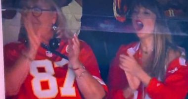 Travis Kelce DAZZLES Taylor Swift with touchdown catch as his Kansas City Chiefs annihilate Chicago Bears, 41-10, and pop star takes in the game alongside his proud mother, Donna