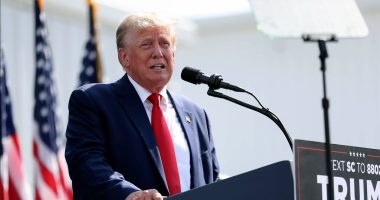 Trump rails against electric cars in Michigan while his GOP challengers debate