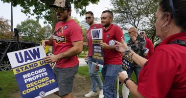 UAW to expand strike; leader invites Biden to picket with workers
