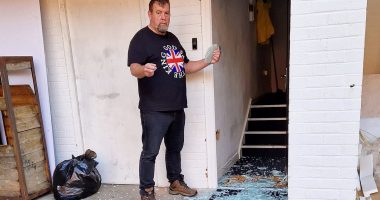 What an absolute shower! Moment unlucky father smashes brand new bathroom screen as he tries to carry it into his newly-renovated home