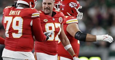 Chiefs TE & Taylor Swift's new beau, Travis Kelce, speaks with OT Donovan Smith during SNF
