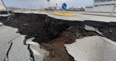 Iceland volcano: 150 quakes in hours cause ground to SINK as experts fear eruption will blow under famous Blue Lagoon
