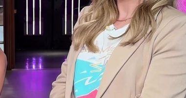 Kelly Clarkson modeled a chic beige suit with a statement T-shirt on her daytime talk show on Wednesday. The star looked slender after losing weight this summer during her move from Los Angeles to New York with her two children