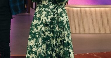 Kelly Clarkson showed off her newly slender shape again on her daytime talk show on Tuesday. This time the songbird wore a green-and-white belted dress that highlighted her slender waistline