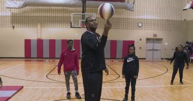 'School is very, very important' | Before the team's performance in Cleveland, Harlem Globetrotter 'Hot Rod' De La Rosa visits Harvey Rice school