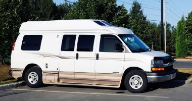 Truth behind the ‘Dad mobile’ minivans lurking outside of major retail stores – and the ways they stop stealing