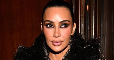 Kim Kardashian has her fingers in plaster as she leaves restaurant