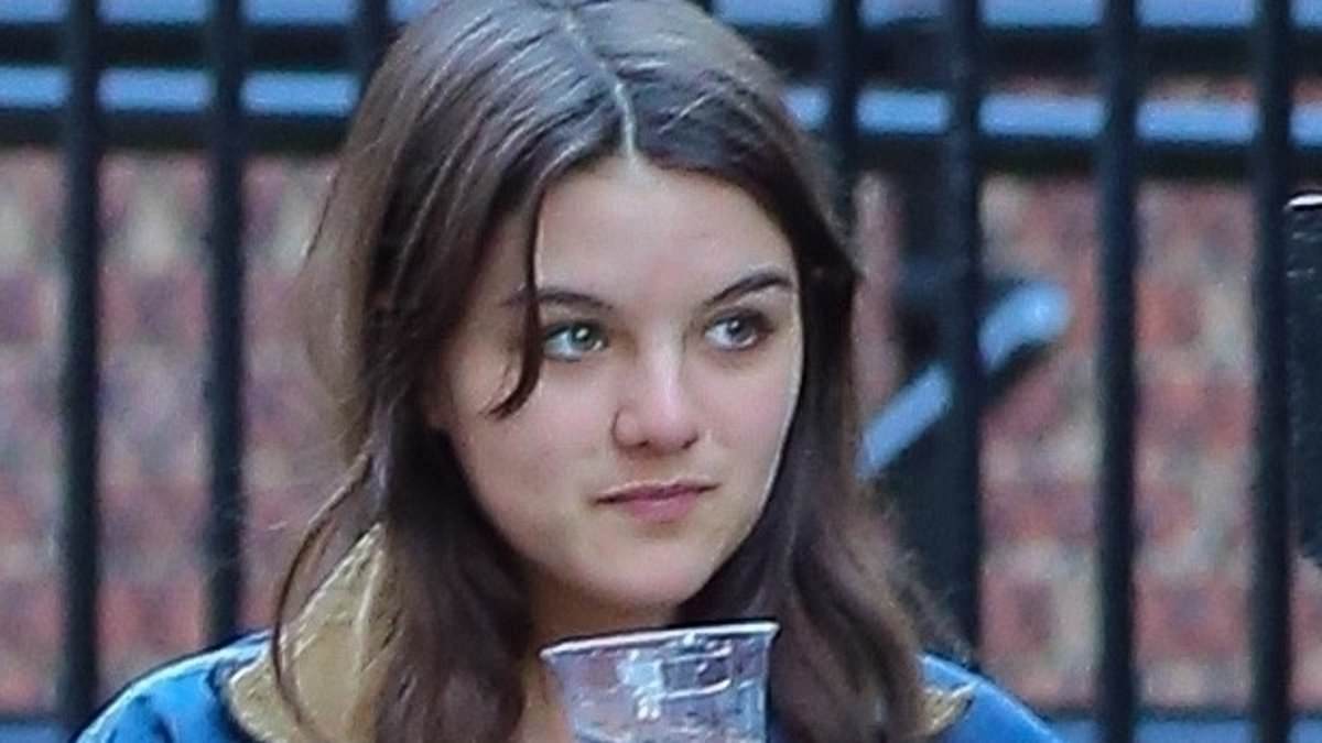 Suri Cruise showcasing her close relationship with mom Katie Holmes as ...