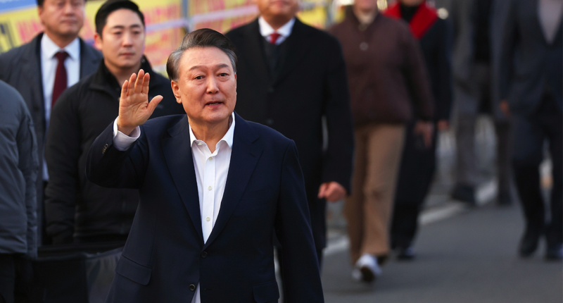 Court sentences former world leader to 7 years in prison for resisting arrest, other charges