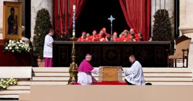 26 April 2025, Vatican, Vatikanstadt: Archbishop Diego Giovanni Ravelli (front, l) kneels next to the closed coffin at the funeral mass for the late Pope Francis in St. Peter's Square. Photo: Oliver Weiken/dpa (Photo by Oliver Weiken/picture alliance via Getty Images)