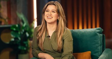 Kelly Clarkson opens up about awkward wardrobe malfunction while she wasn't wearing underwear