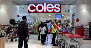 Generic Coles Supermarket shoppers, cash, shopping, retail, spending, inflation, Easter rush. Thursday 28th March 2024 AFR photo Louie Douvis