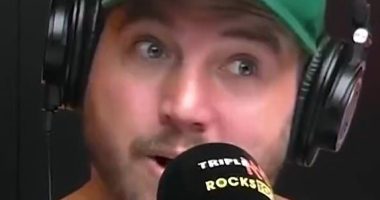 AFL great forced to apologise to premiership-winning coach after embarrassing insult live on air