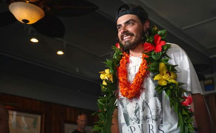 An Oregon man who quit his job to set sail with his cat arrives to cheering fans in Hawaii